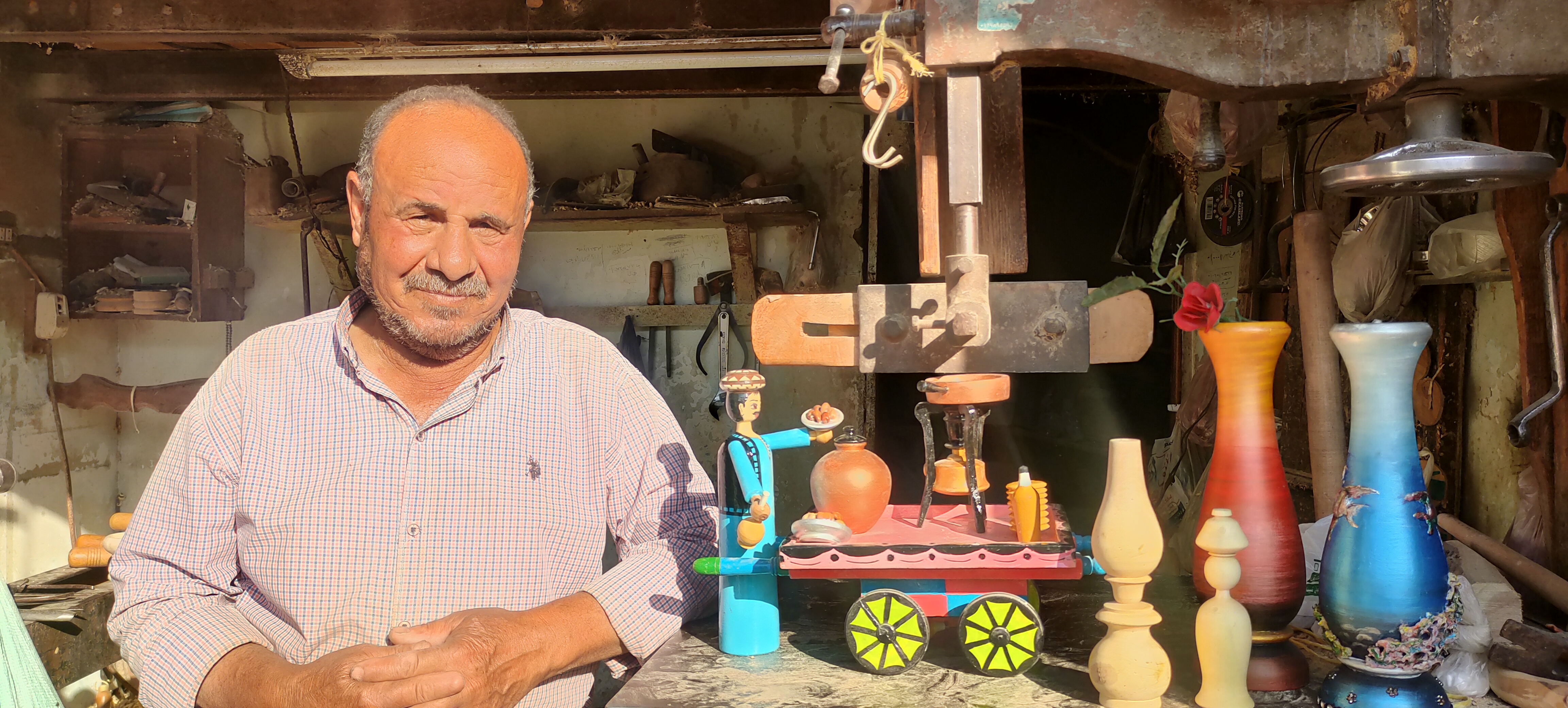 عم عبده الوحيد هو صاحب ورشة متخصصة في فن تحويل التحف عم عبده الوحيد هو صاحب ورشة متخصصة في فن تحويل التحف