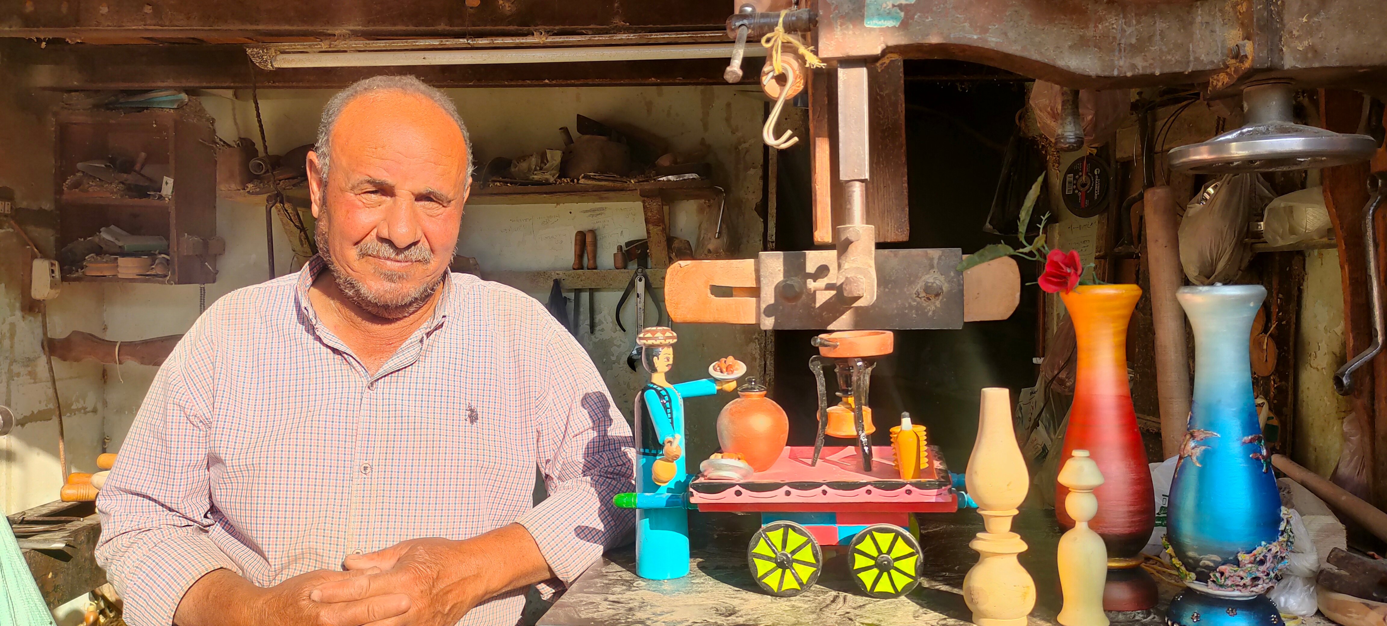 عم عبدة الوحيد صاحب ورشة متخصصة في فن خراطة التحف