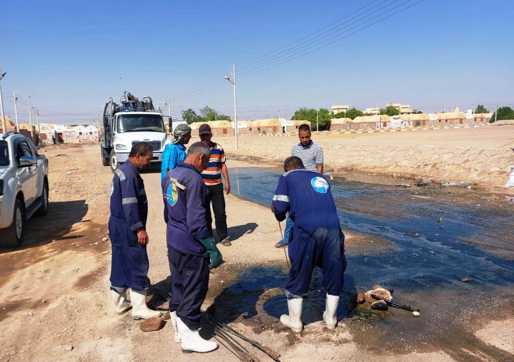 جانب من تنفيذ أعمال تطهير وتنظيف لشبكات الصرف الصحى بقرى وادى كركر بأسوان (5)