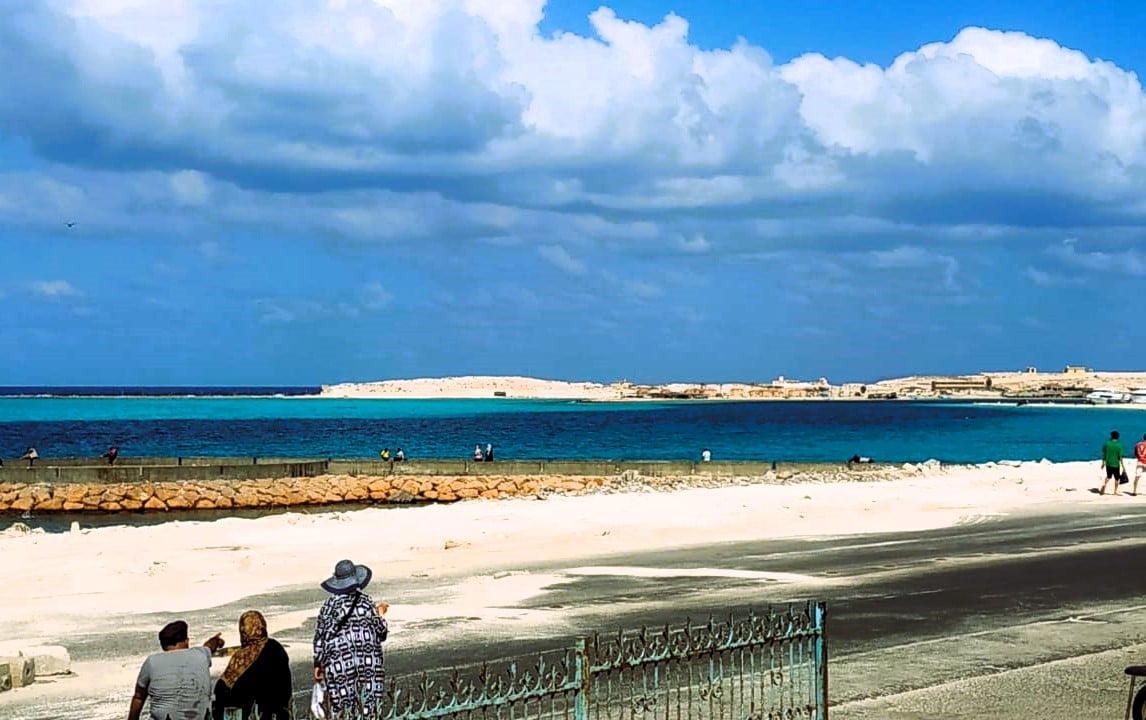 أجواء رائعة على كورنيش مطروح مع انتشار غيوم خفيفة