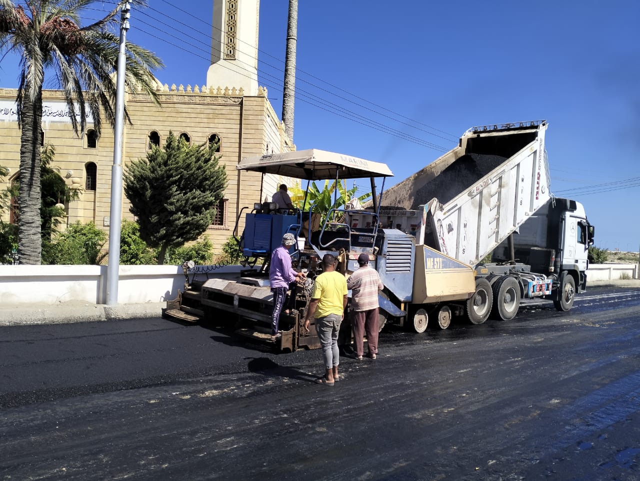 جانب من أعمال رصف الطرق بمصيف بلطيم