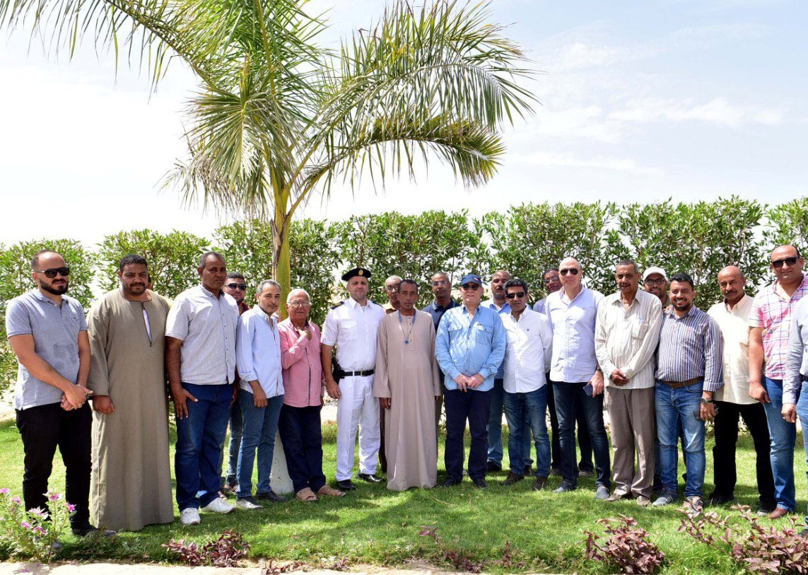 المستثمرين مع المحافظ فى منطقة البغدادى الصناعية المستثمرين مع المحافظ فى منطقة البغدادى الصناعية