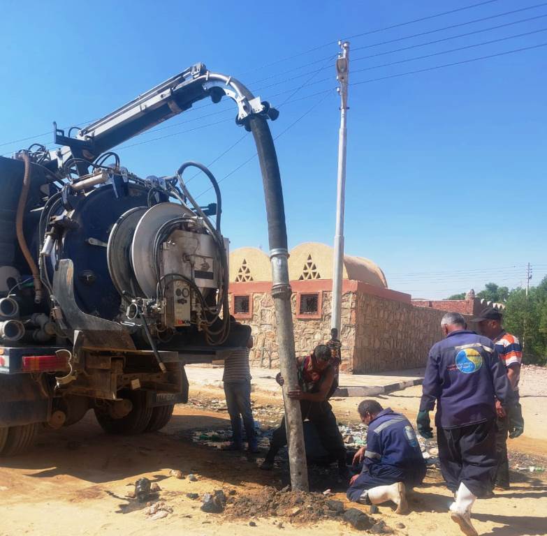 جانب من تنفيذ أعمال تطهير وتنظيف لشبكات الصرف الصحى بقرى وادى كركر بأسوان (1)