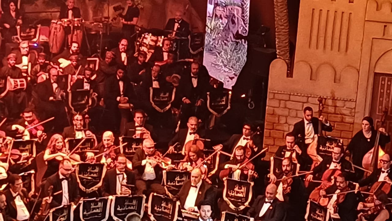 خالد داغر مدير مهرجان الموسيقى العربية يشارك موسيقيا في حفل الليلة العمانية (2)