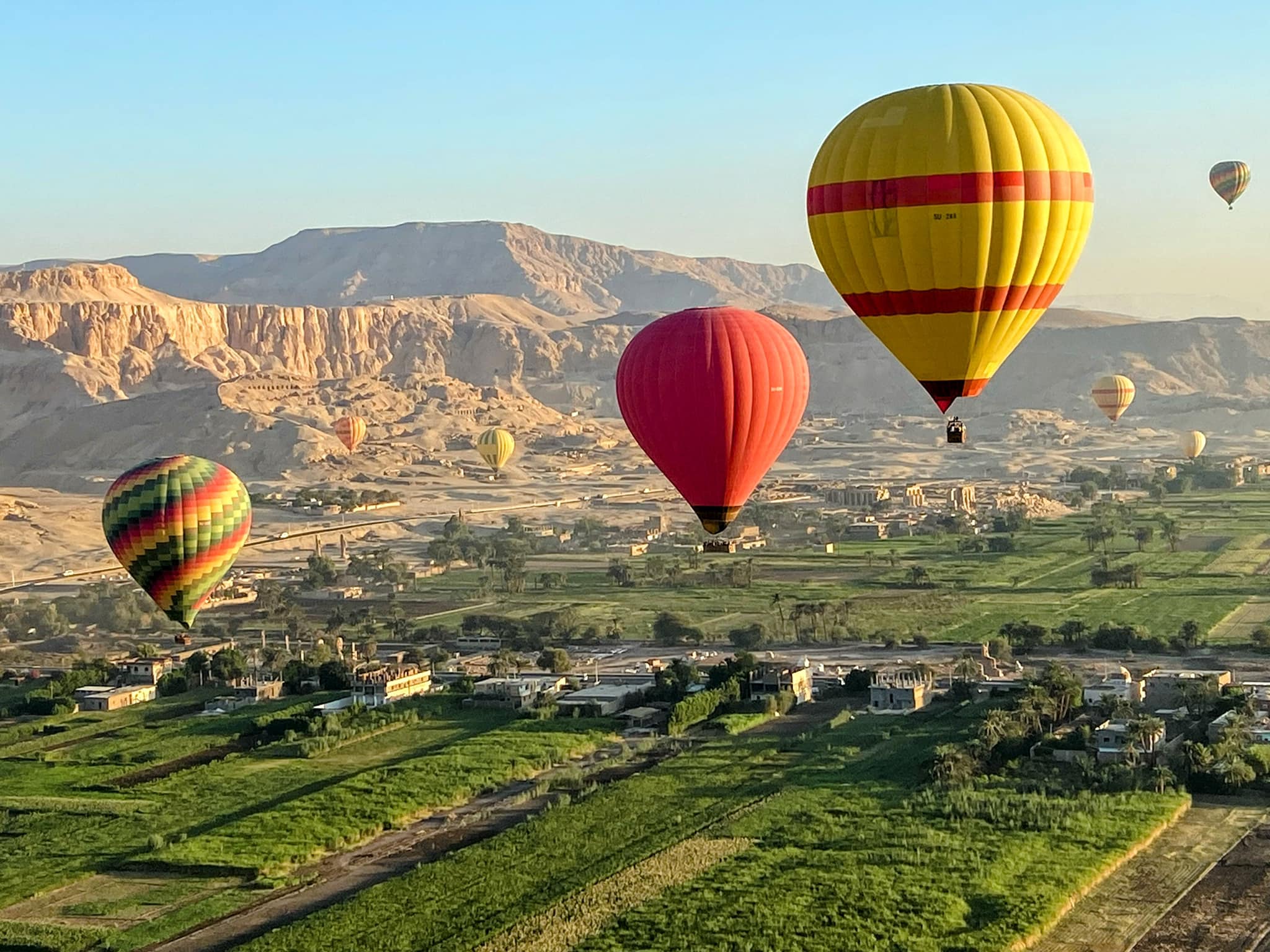 سحر البالون الطائر فوق الزراعات غرب الأقصر