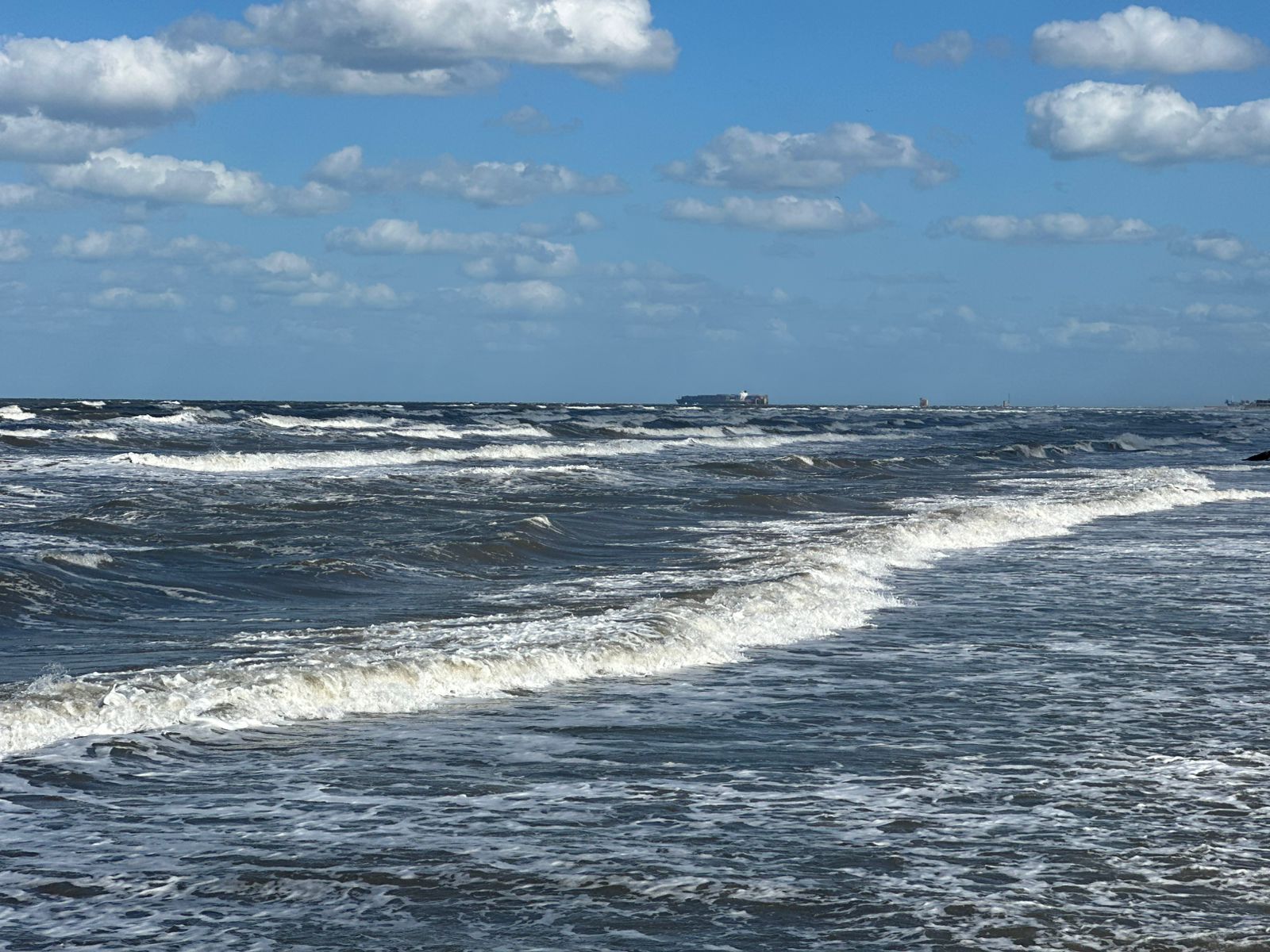 سماء المحافظة وارتفاع الأمواج