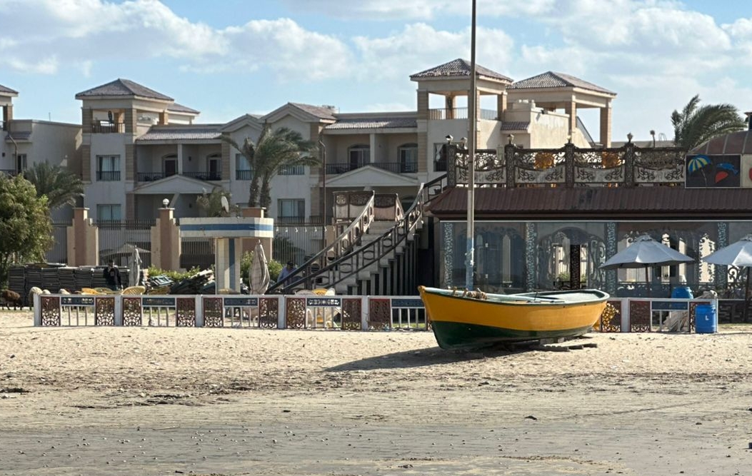 المركب علي الرمال بالبحر