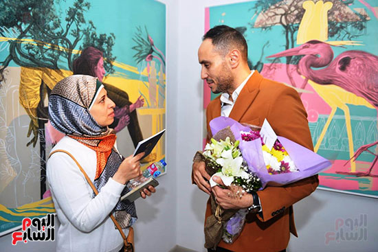 أحد الفنانين المشاركين بالمعرض أحد الفنانين المشاركين بالمعرض