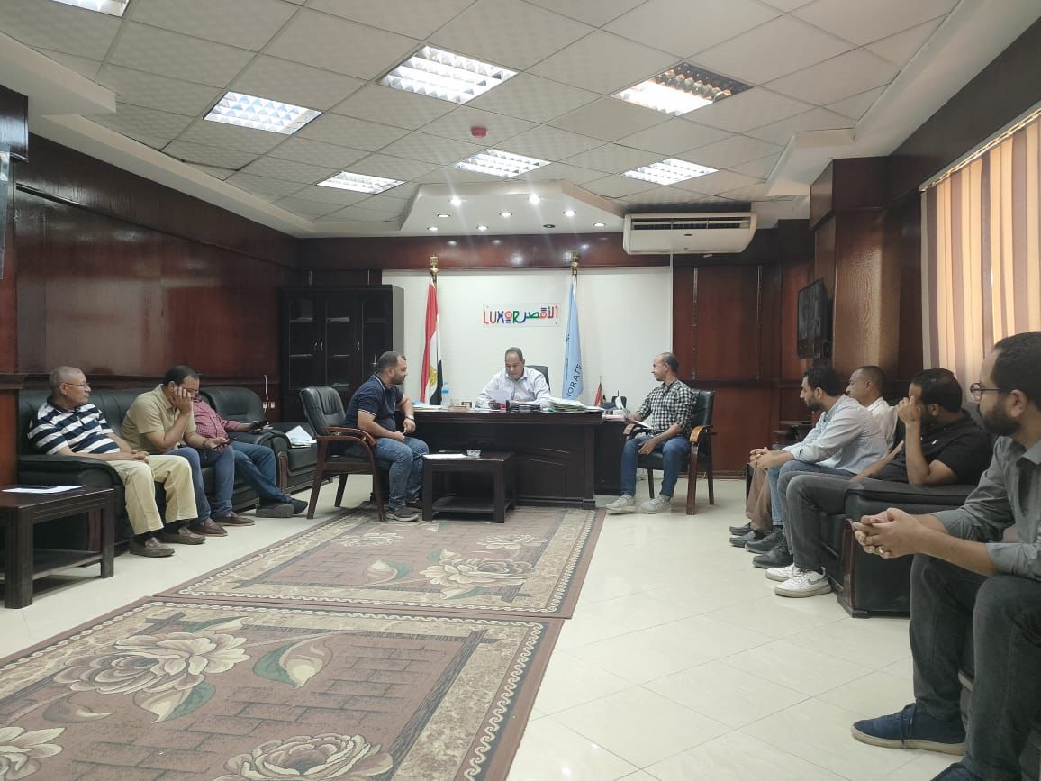 رئيس مدينة إسنا يناقش نسب تنفيذ مشروعات حياة كريمة