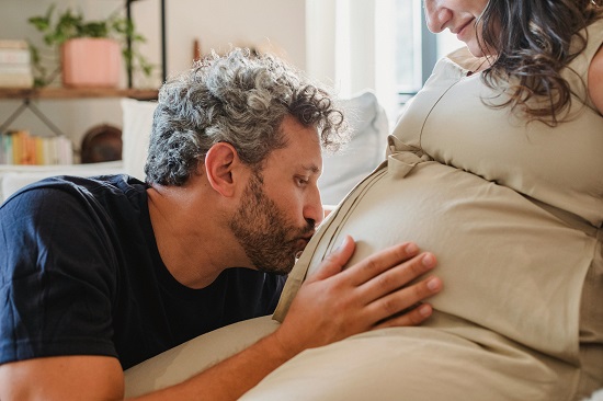 زوج يراعى زوجته خلال فترة الحمل زوج يراعى زوجته خلال فترة الحمل