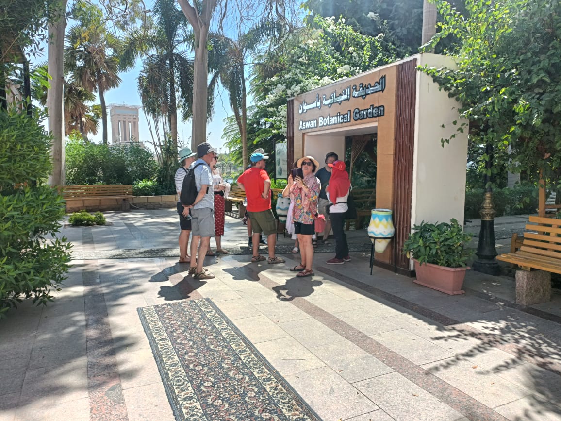 السياح يزورون الحديقة السياح يزورون الحديقة
