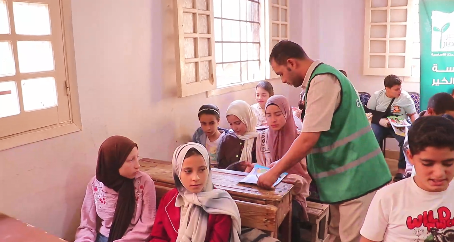 توزيع كتب على الطفال وألوان وقصص