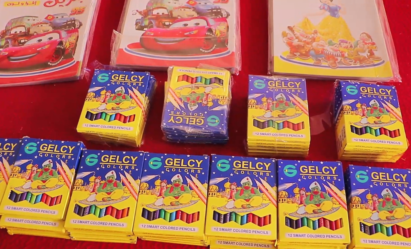 توزيع  ألوان وكراسات وقصص على الاطفال 