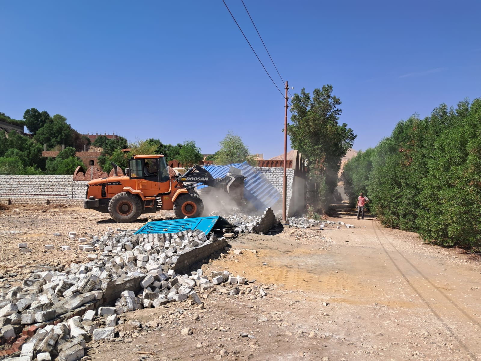 حملات ازالة التعديات على أملاك الدولة غرب الأقصر