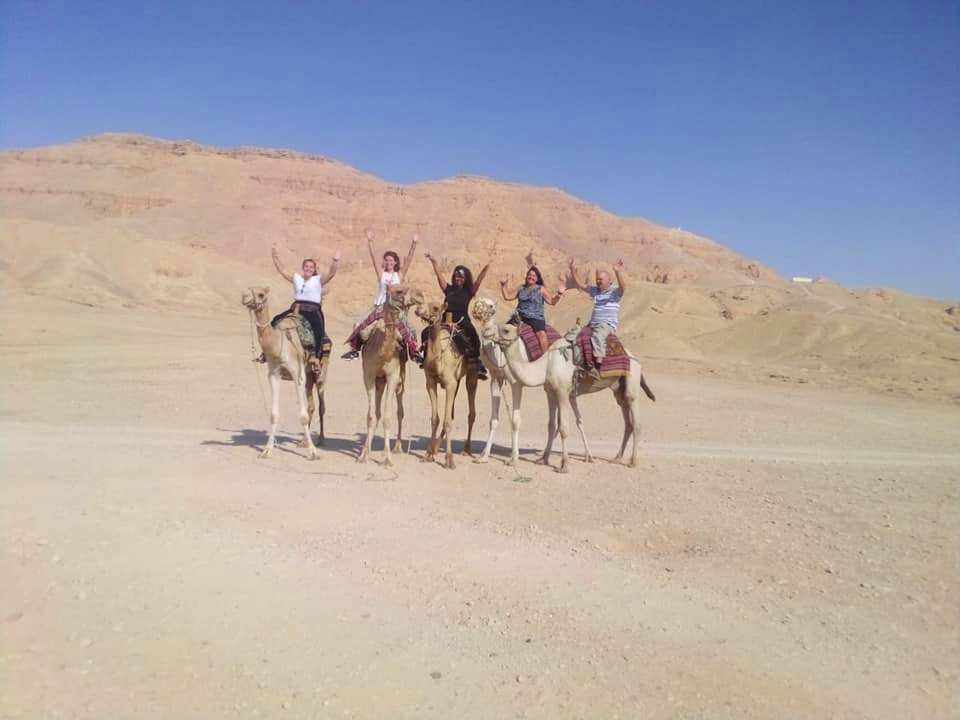 الأفواج السياحية تستمتع بسفاري الجمال الأفواج السياحية تستمتع بسفاري الجمال