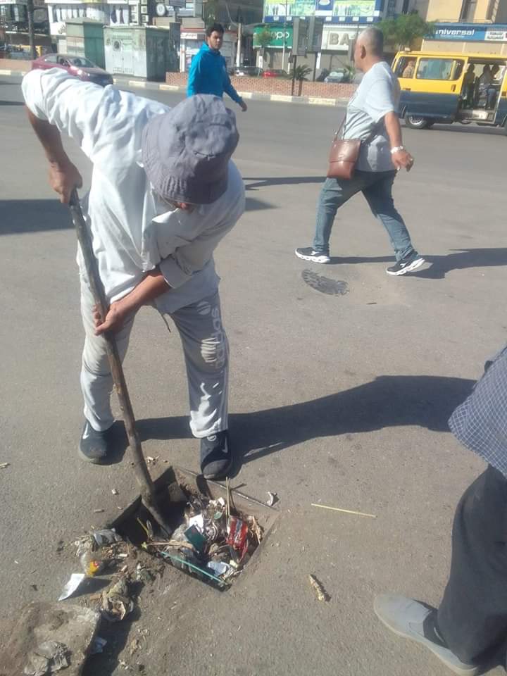 عمال النظافة يطهرون بلوعات صرف الامطار