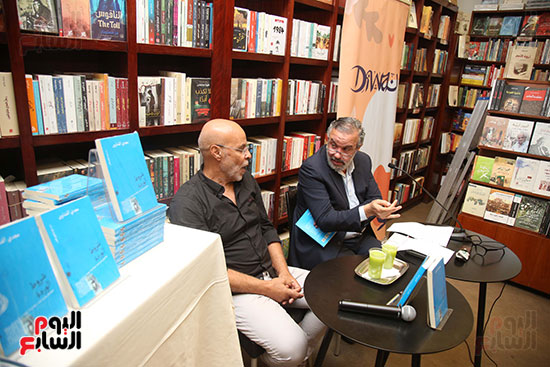 مجدي القشاوي اثناء مناقشة كتاب شروط الوردة (2)