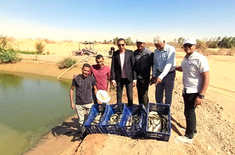 رئيس القرية مع فريق عمل مزرعة الأسماك رئيس القرية مع فريق عمل مزرعة الأسماك