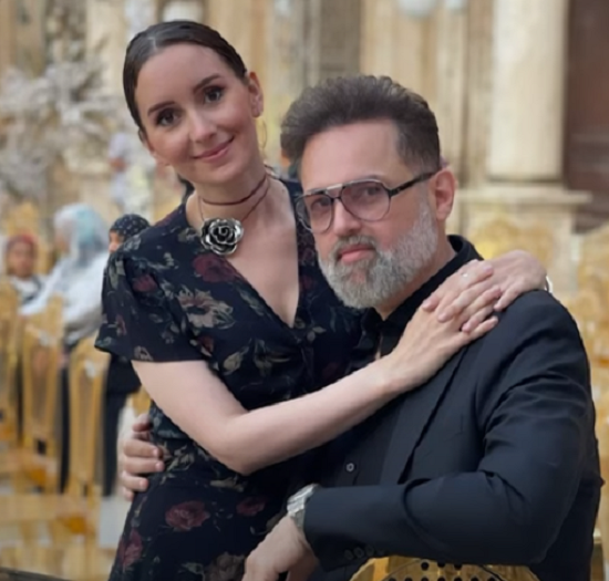 محمد محمود عبد العزيز  وزوجته