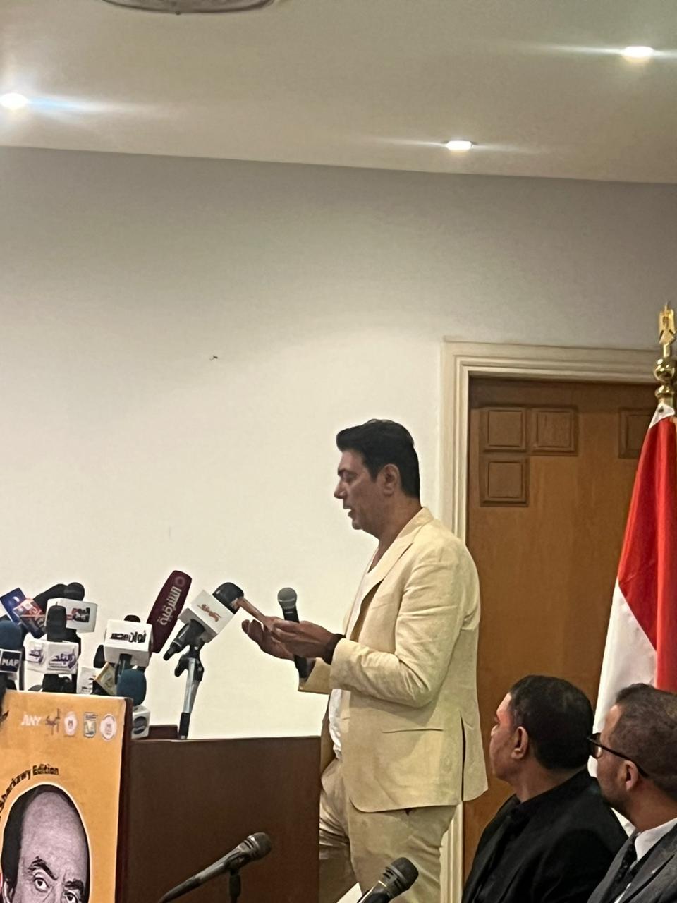 أحمد وفيق رئيس لجنة تحكيم مسابقة مسرح الشارع بمهرجان شرم الشيخ للمسرح الشبابي (1)