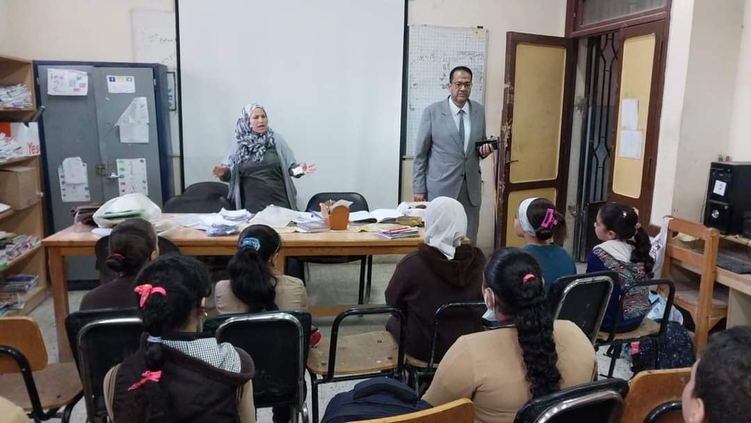 وكيل تعليم الغربية يتفقد فصول مدرسة عبد الله بن الزبير