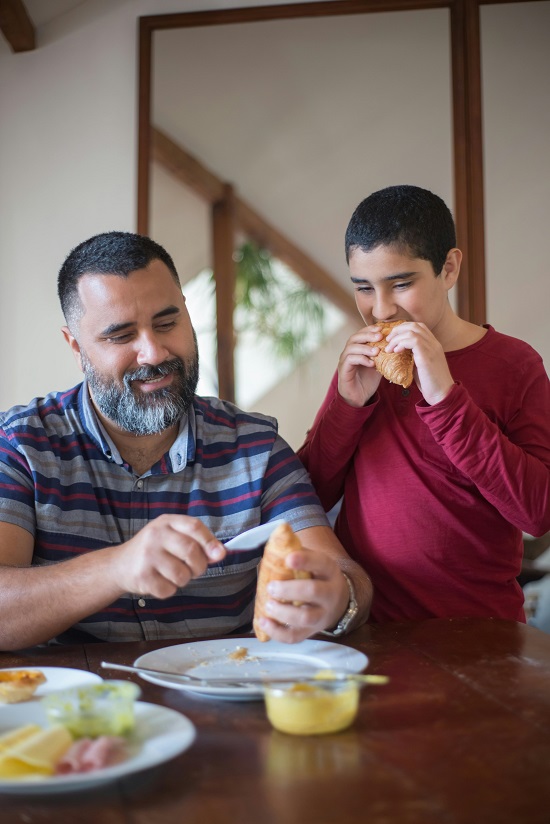 أب يتناول الطعام مع ابنه