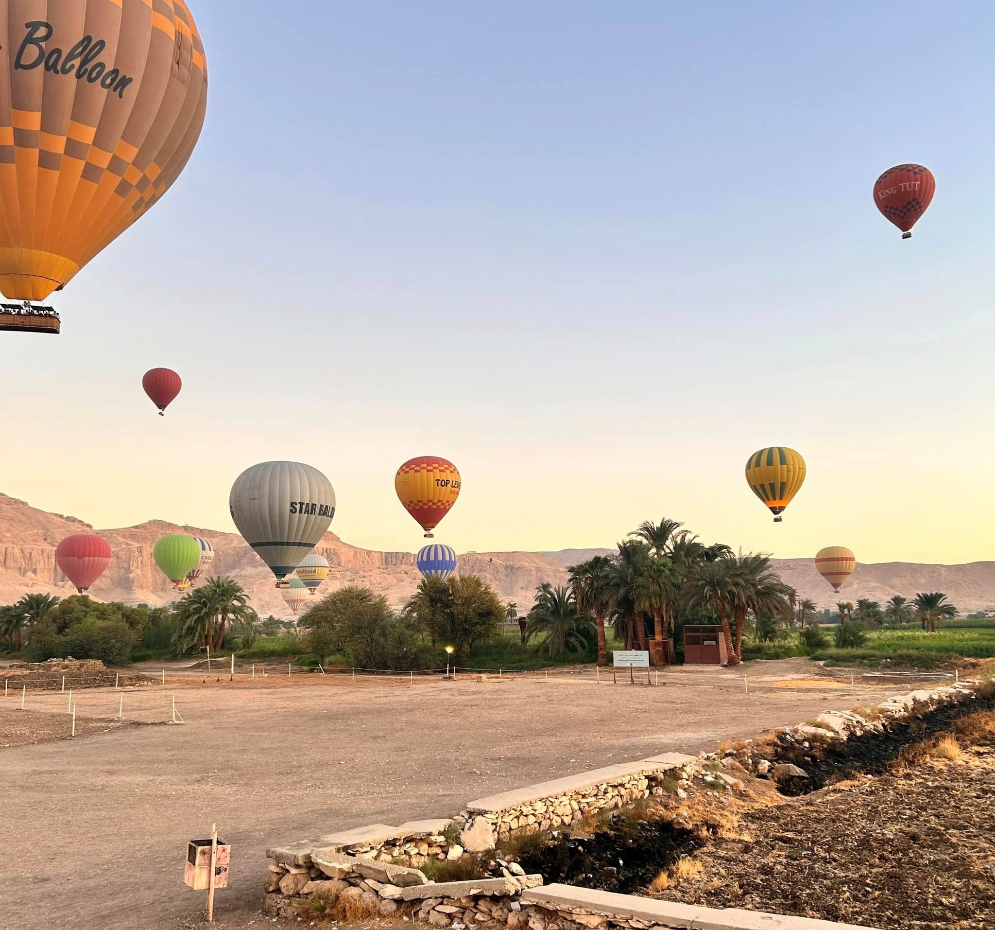 سماء الأقصر تشهد تحليق 70 رحلة بالون طائر تقل على متنها 1680 سائح من دول العالم