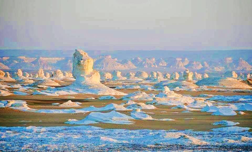 وادى العقبات احد معالم الصحرا البيضا