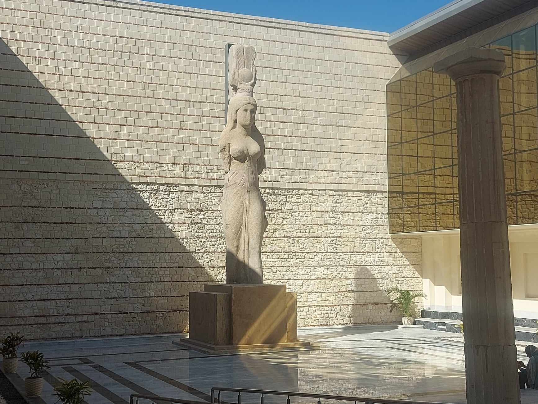 تمثال الالهه ايزيس ببهو المتحف الرومانى