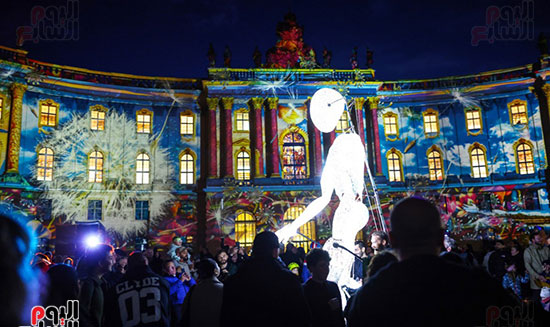 يزور-الناس-ساحة-Bebelplatz-المضيئة-خلال-مهرجان