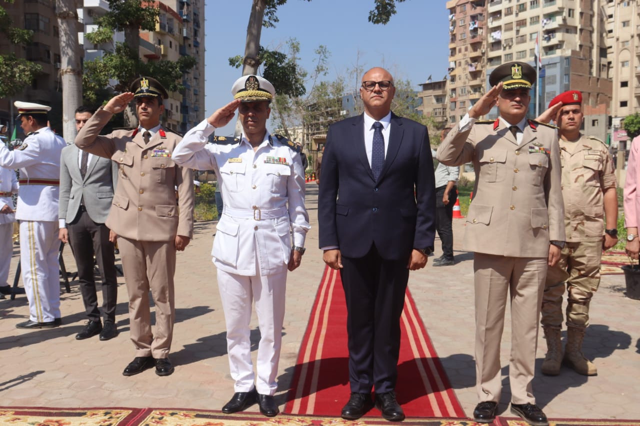 محافظ القليوبية يضع إكليلا من الزهور علي النصب التذكاري لشهداء أكتوبر