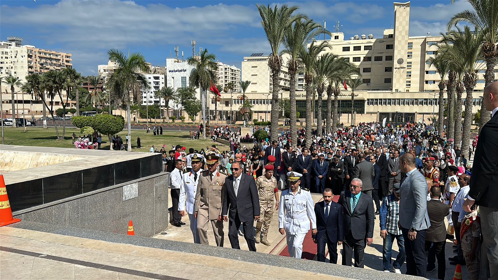 الأهالي والقيادات في الميدان