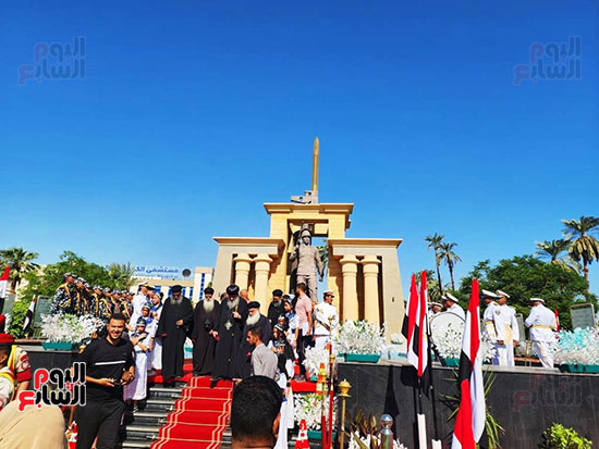 المحافظ-يضع-إكليل-على-النصب-التذكارى-لشهداء-المحافظة-بميدان-التجارة