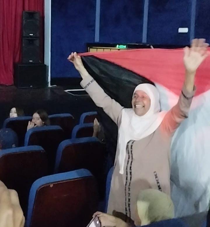 زغاريد فلسطينية وهتافات تحيا فلسطين قبل رض أفلام من المسافة صفر بمهرجان وهران (2)