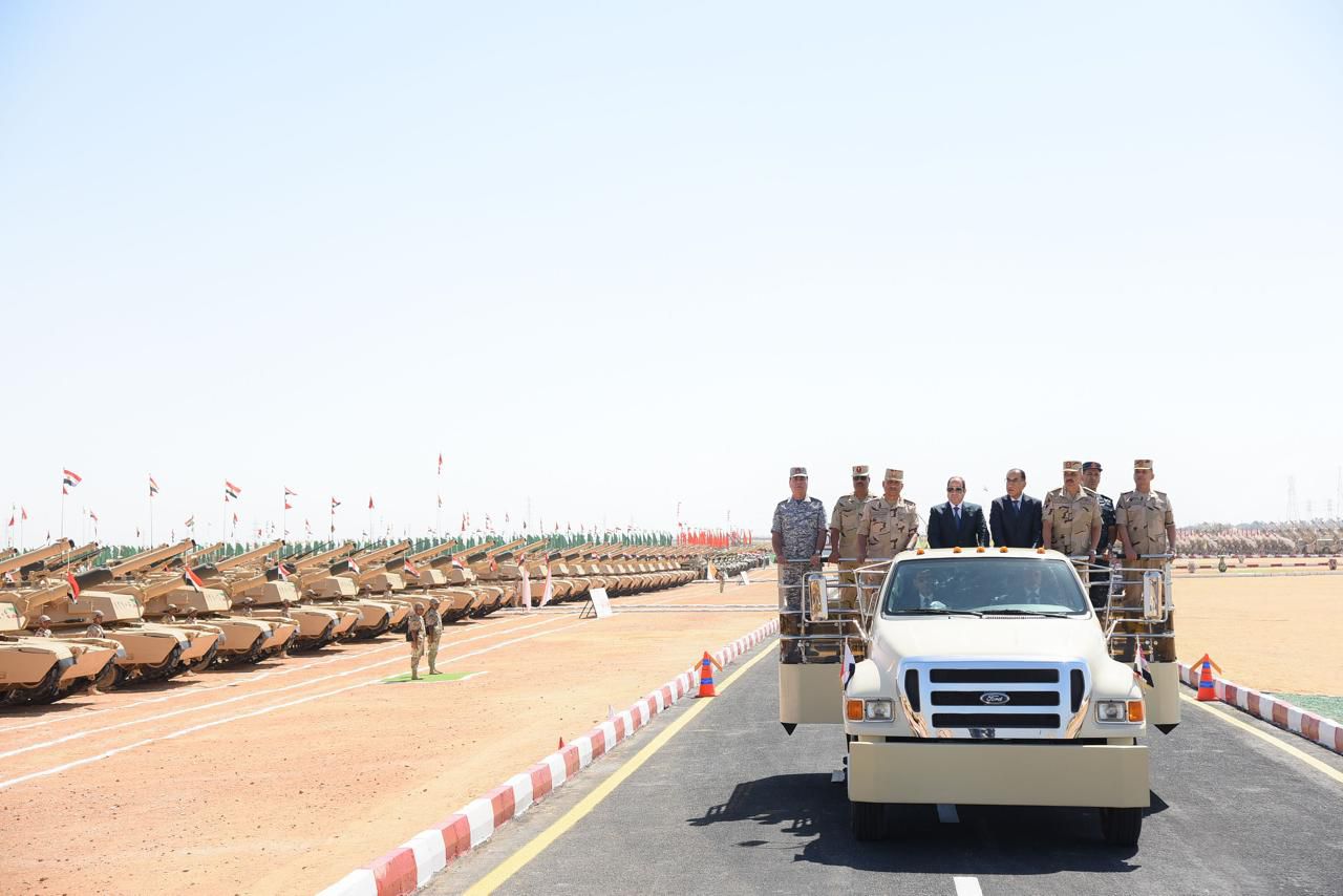 الرئيس السيسي يشهد اصطفاف تفتيش حرب الفرقة السادسة المدرعة بالجيش الثاني الميداني بالاسماعيلية 8-10-2024 (4)