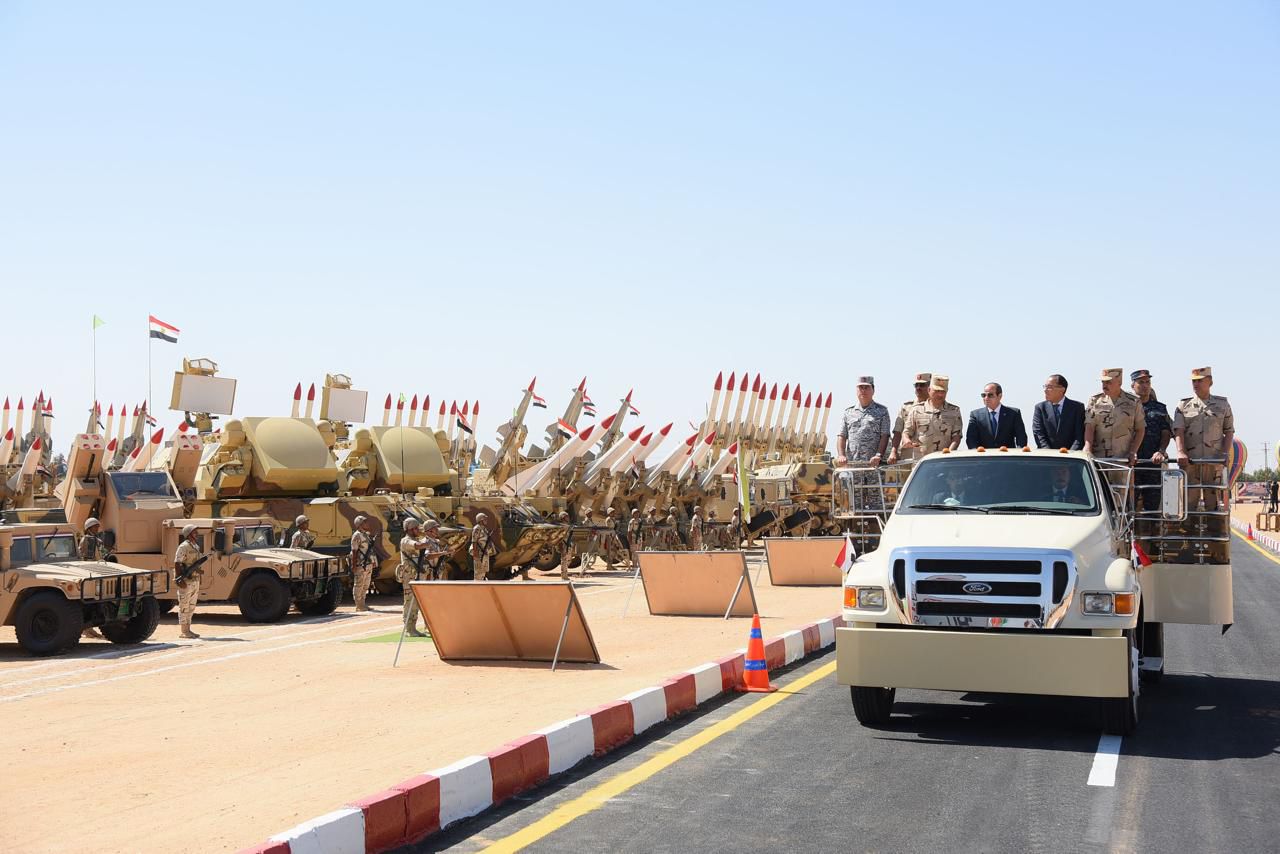 الرئيس السيسي يشهد اصطفاف تفتيش حرب الفرقة السادسة المدرعة بالجيش الثاني الميداني بالاسماعيلية 8-10-2024 (6)