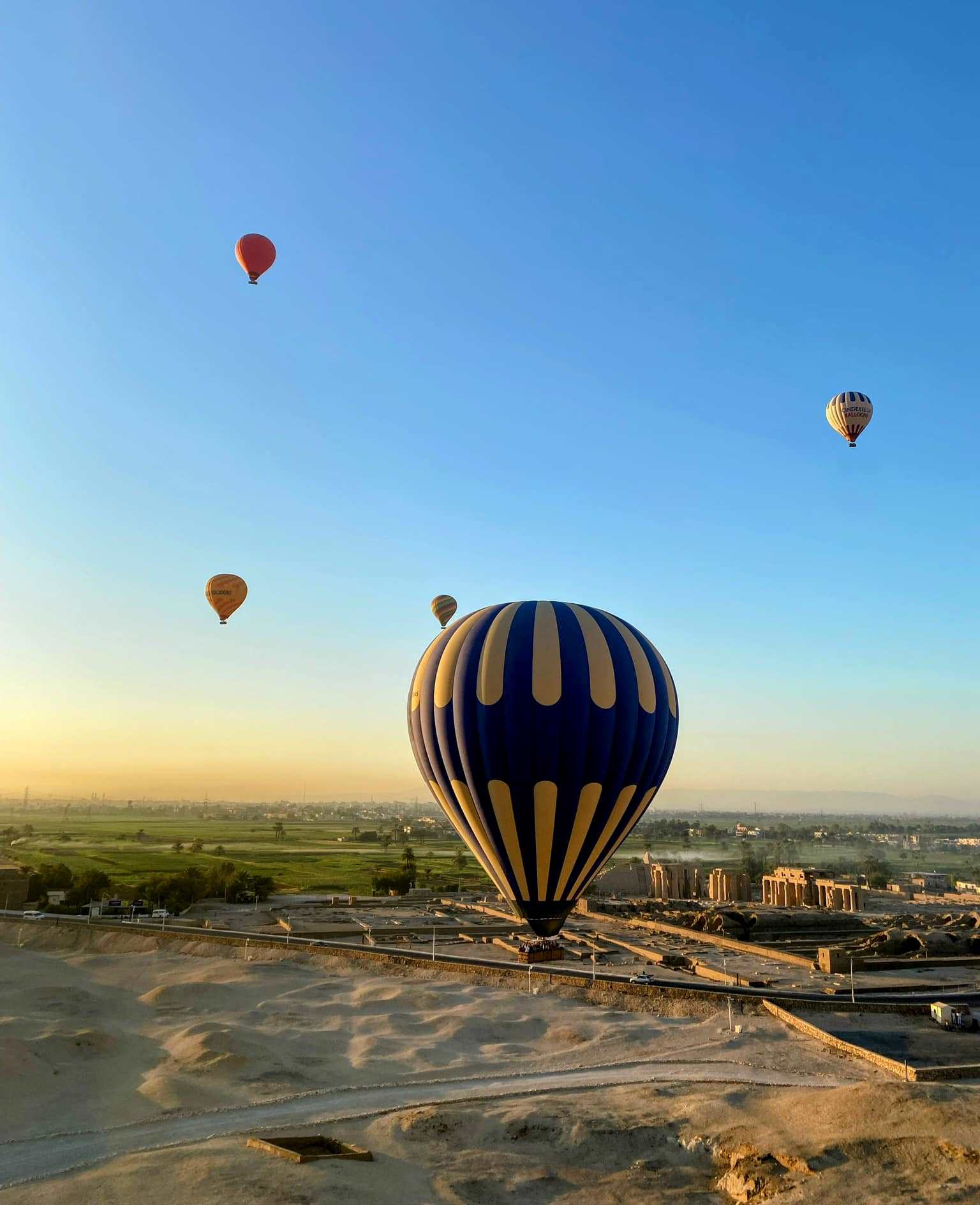 سحر رحلات البالون الطائر فى البر الغربى