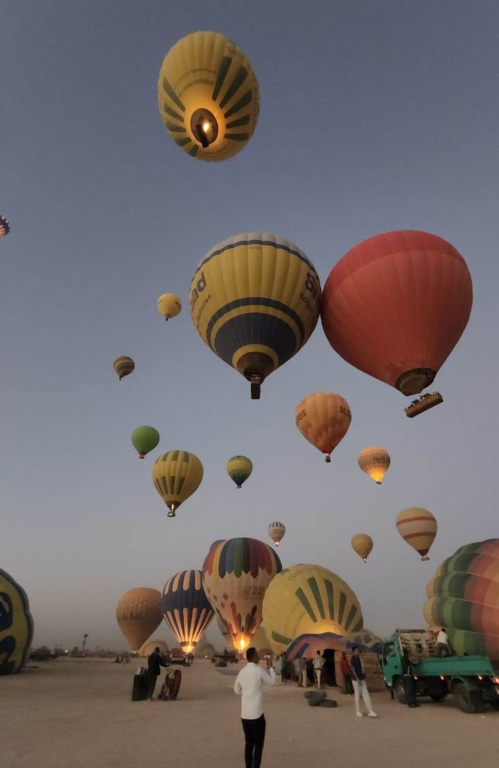 جانب من تحليق رحلات البالون الطائر غرب الأقصر