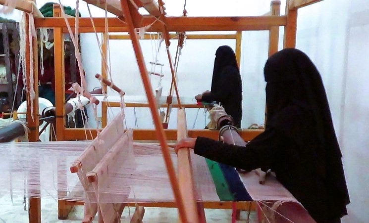 مجمع الحرف البيئية وتدريب الفتيات على الحرف اليدوية