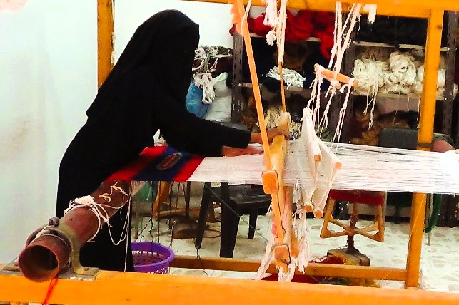 صناعة الصوف على النول داخل مركز الحرف التراثية في سيوة