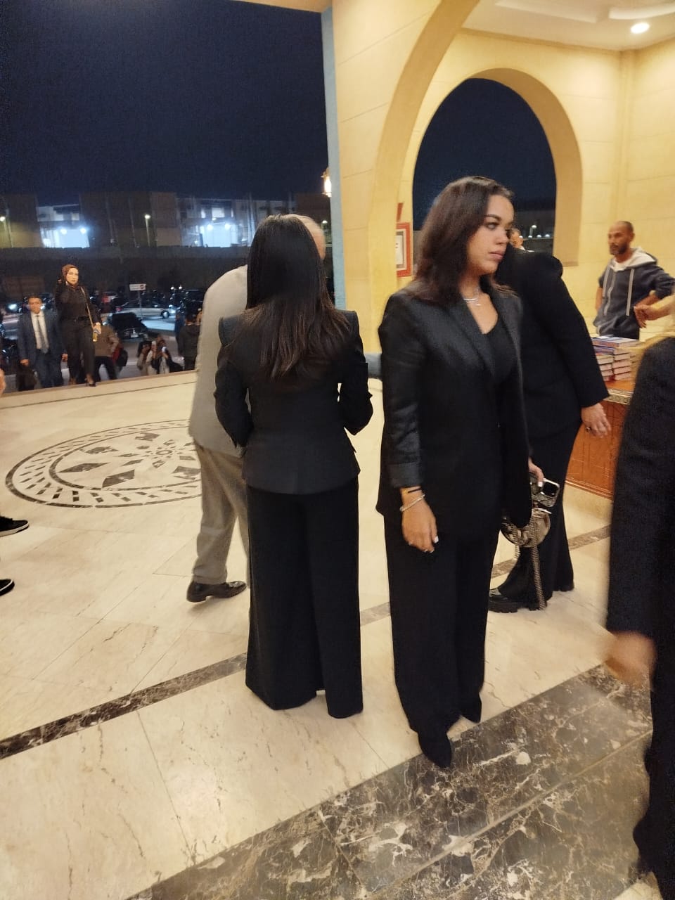 أشرف زكي ومجدي أبو عميرة ومنى عبد الغني ورضوى الشربيني يقدمون واجب العزاء في والدة مفيدة شيحة (2)