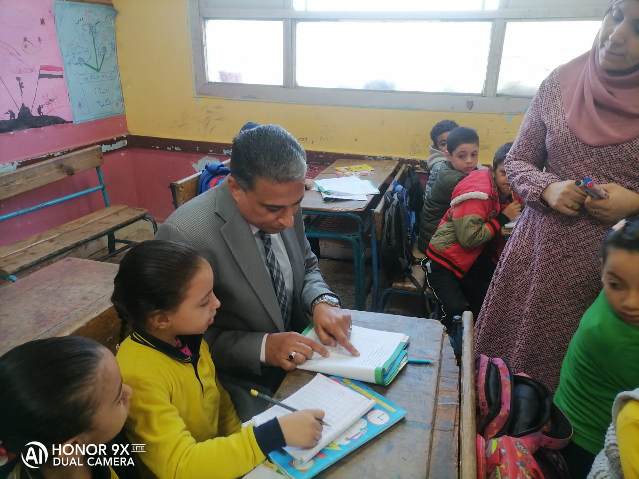 مدير تعليم الجيزة يتابع مستوى الطلاب في المدارس