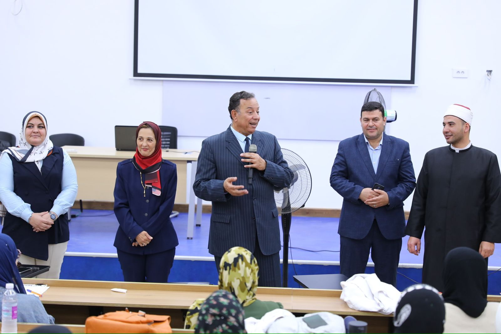 رئيس الجامعة والحضور رئيس الجامعة والحضور