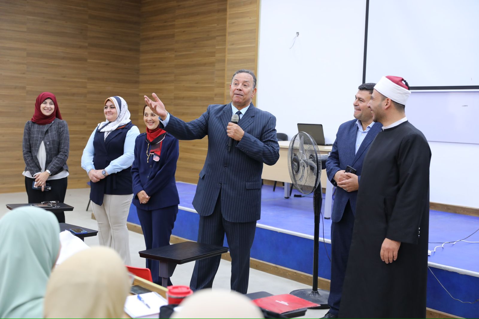 جانب من الندوة جانب من الندوة