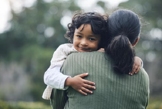 طفل في حضن أمه
