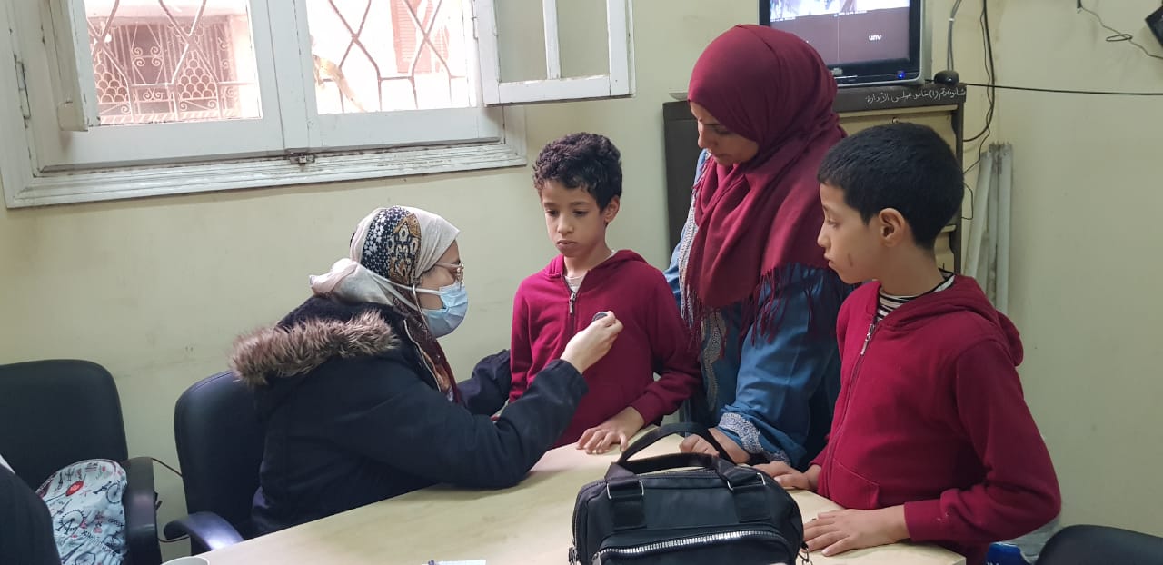فحص المرضى خلال القافلة فحص المرضى خلال القافلة
