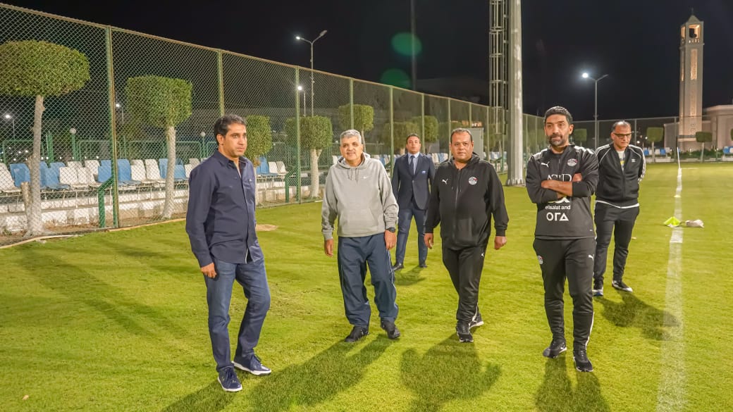 رئيس هيئة قناة السويس يشجع لاعبي منتخب الشباب رئيس هيئة قناة السويس يشجع لاعبي منتخب الشباب