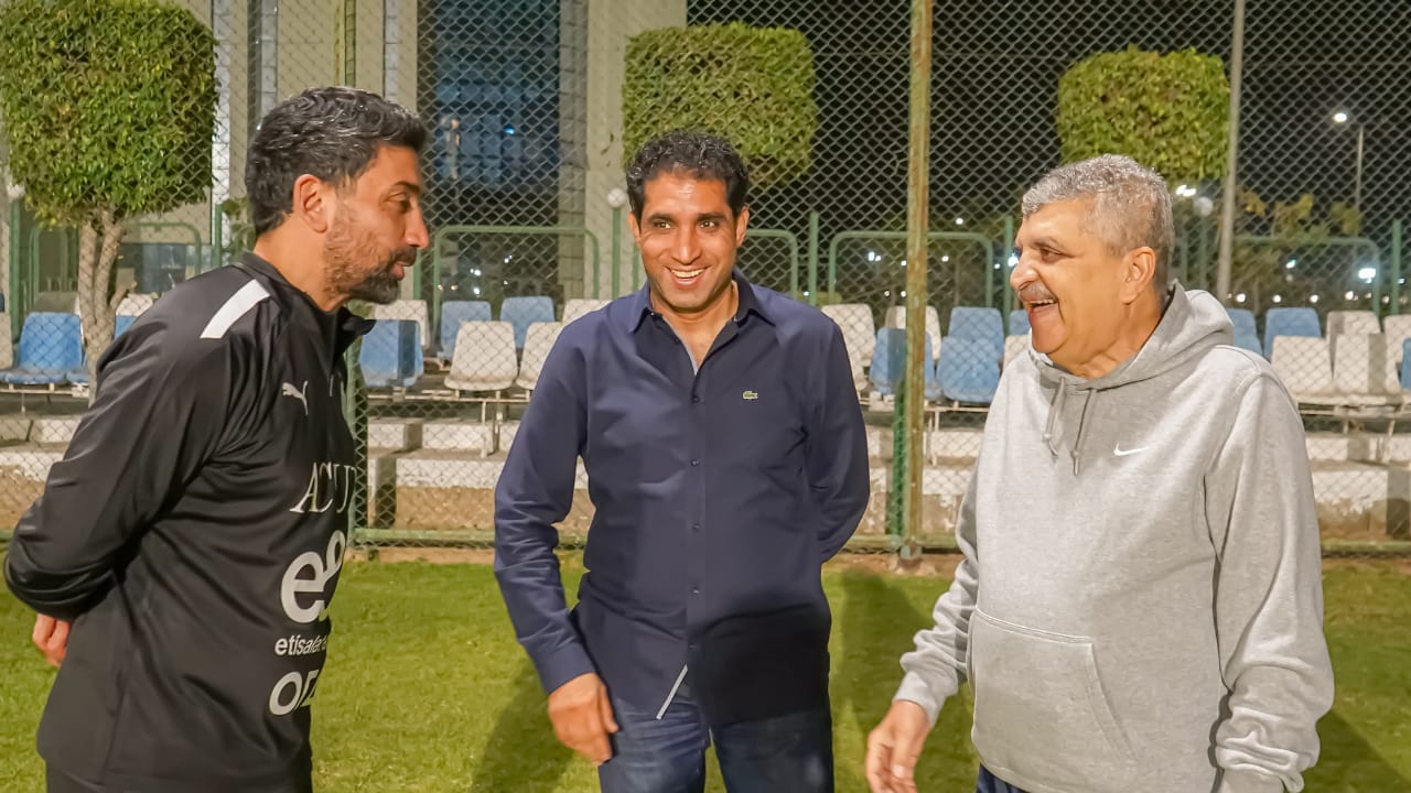 رئيس هيئة قناة السويس يشجع لاعبي منتخب الشباب (3)