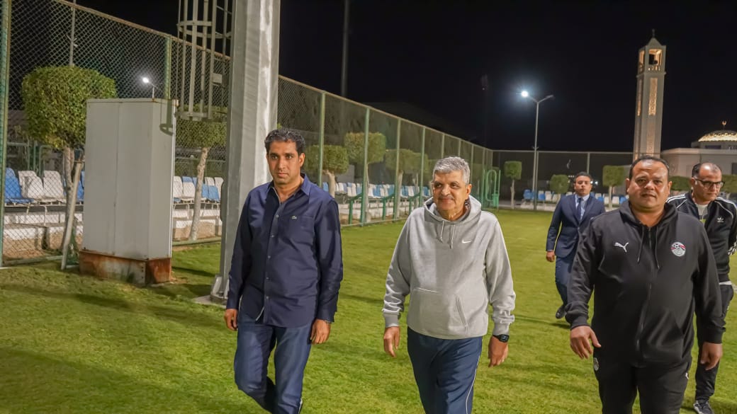 رئيس هيئة قناة السويس يشجع لاعبي منتخب الشباب (1)