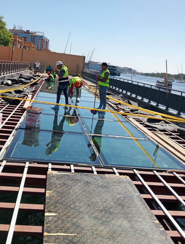 الأرضية الزجاجية